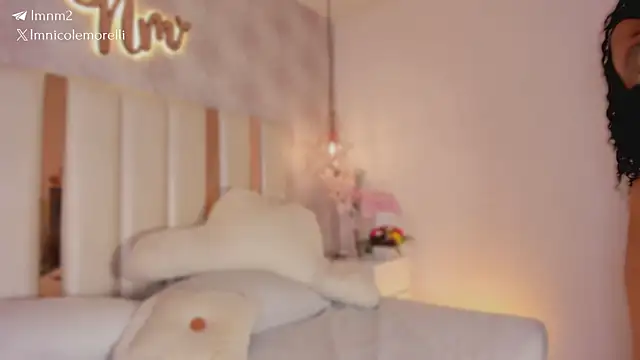 Nicolemorelli2 online show from March 8, 6:12 pm