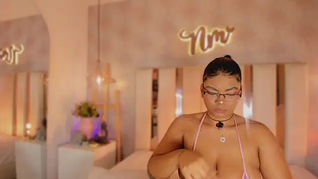 Nicolemorelli2 online show from October 21, 1:04 pm