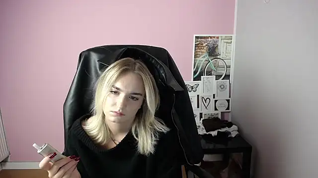 Snapshot of viktoria_lovely chatting on October 15, 9:01 am viktoria lovely online show from October 15, 9:01 am