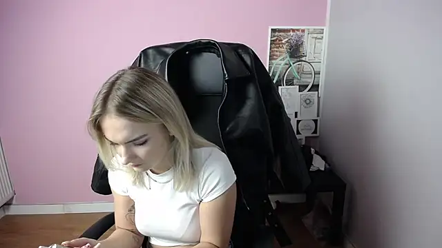 Snapshot of viktoria_lovely chatting on October 10, 10:31 am viktoria lovely online show from October 10, 10:31 am