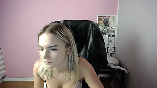 Snapshot of viktoria_lovely chatting on October 21, 9:02 am viktoria lovely online show from October 21, 9:02 am