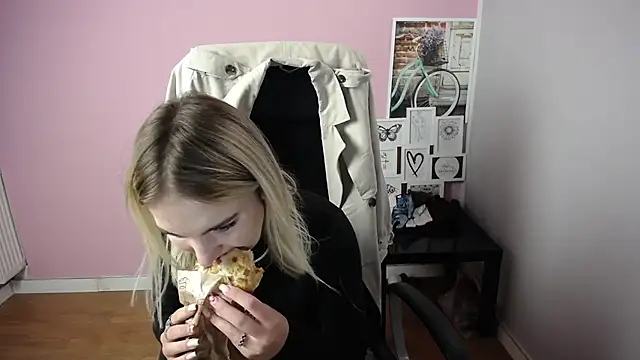 Snapshot of viktoria_lovely chatting on October 6, 7:03 am viktoria lovely online show from October 6, 7:03 am