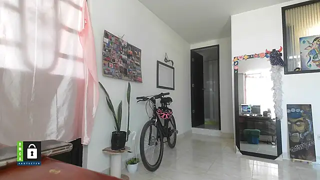 Snapshot of Scarletleon77 chatting on October 23, 1:39 pm Scarletleon77 online show from October 23, 1:39 pm
