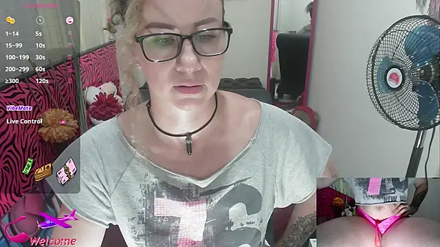 ViickySexy online show from September 17, 7:45 pm