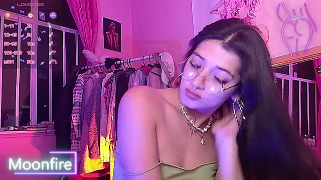 Snapshot of moonfiredancer chatting on September 10, 3:28 am moonfiredancer online show from September 10, 3:28 am