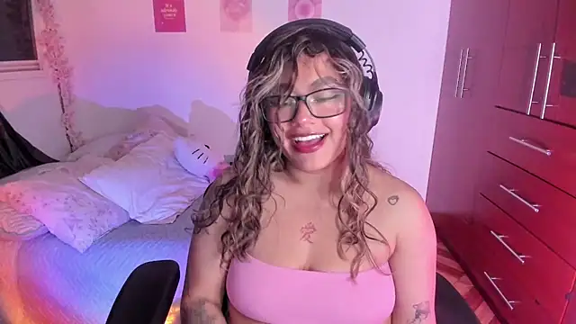 Snapshot of StephaniFox chatting on October 8, 12:04 am StephaniFox online show from October 8, 12:04 am