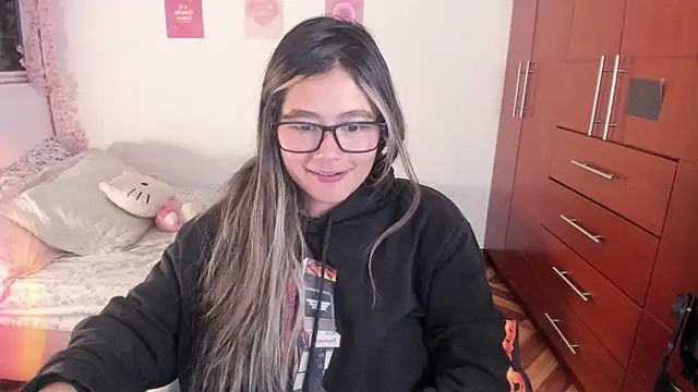 Snapshot of StephaniFox chatting on October 23, 4:18 am StephaniFox online show from October 23, 4:18 am