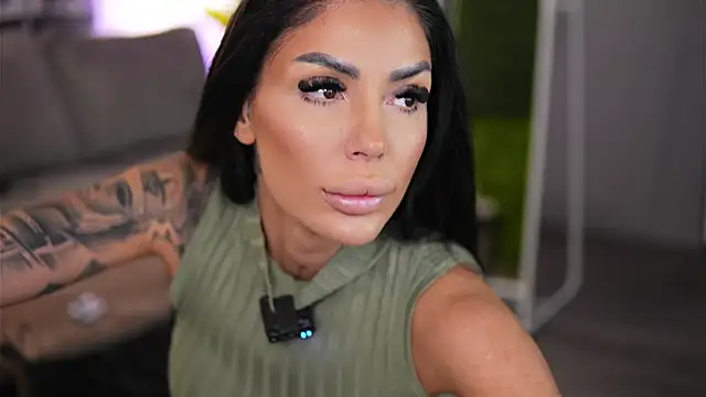 RaquelleVon online show from April 8, 8:27 am