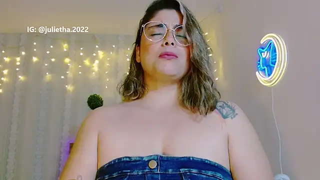 Juliietha servas online show from March 10, 2:15 am