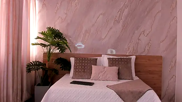 emily hunter12 online show from December 5, 12:39 pm