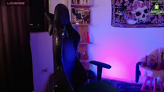 sweetcoralinee online show from October 12, 12:35 am