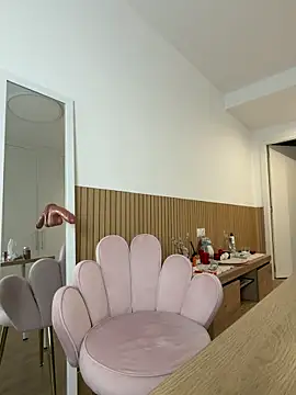 streetdoll online show from April 11, 7:03 am