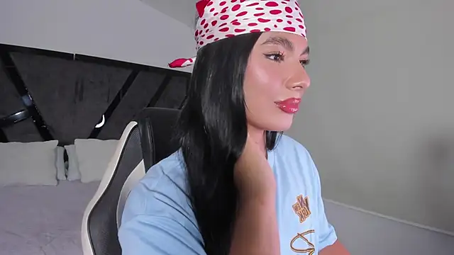 Snapshot of IsabelleFoxx_ chatting on October 21, 10:47 pm IsabelleFoxx online show from October 21, 10:47 pm