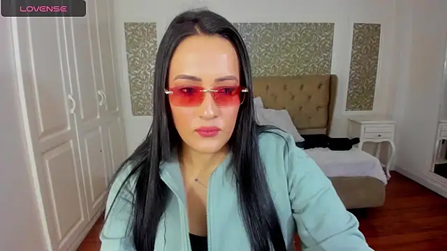 KimWessel  online show from April 18, 8:42 pm