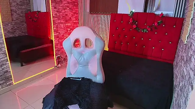 miahernadez303av online show from October 24, 4:19 am