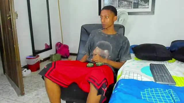 EvaxEmma online show from December 16, 2:12 pm