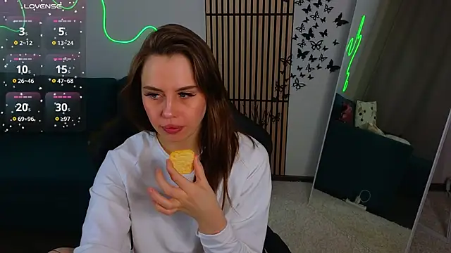 Aisha Riley online show from December 1, 4:09 pm