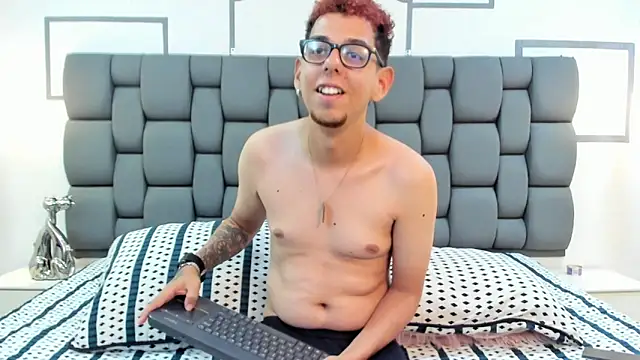 Derek and Skarlet online show from September 18, 3:32 pm