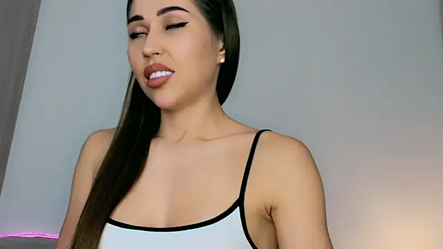 oh-my-mia online show from November 19, 8:14 am