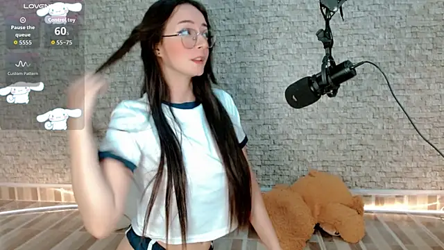 emma unu online show from April 17, 2:46 am