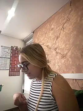 Miabonnett  online show from December 19, 1:36 pm