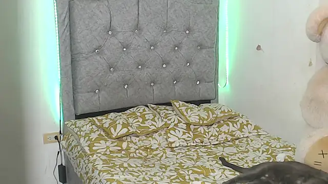 Snapshot of Liza_Thurner chatting on October 9, 12:04 am Liza Thurner online show from October 9, 12:04 am