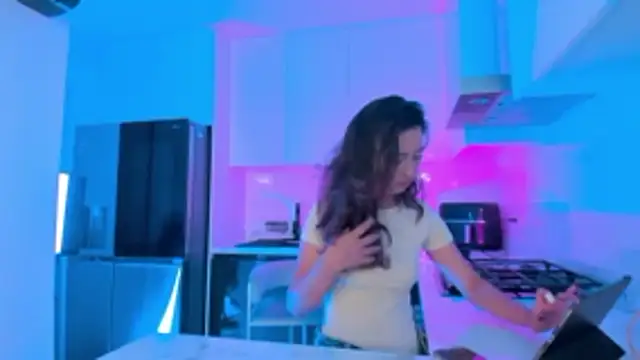 little-Emma online show from December 20, 3:32 am