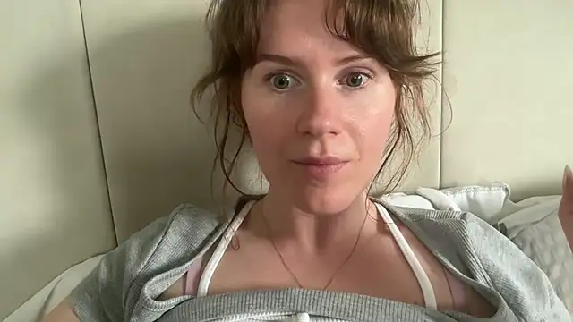 redheadrosie69 online show from April 14, 2:28 pm