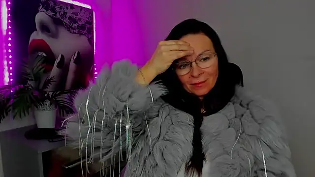 HelenLuxx online show from February 5, 4:10 pm