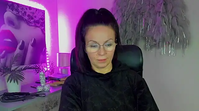 HelenLuxx online show from January 8, 6:01 pm