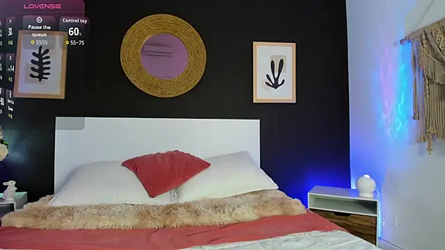 VioletPaket online show from April 4, 1:10 pm