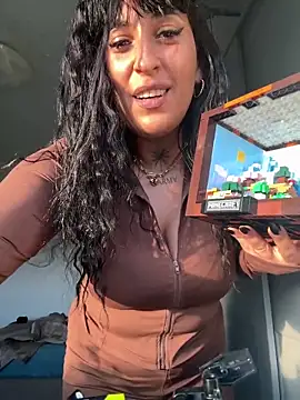 CarolaDrago online show from December 5, 8:37 am