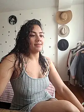 Thaliacooper  online show from December 17, 6:12 pm