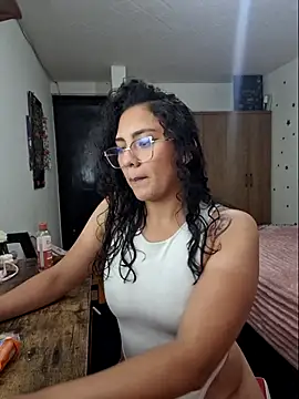 Thaliacooper  online show from December 21, 3:44 am