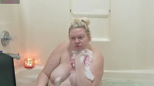 Snapshot of siennaxluxx chatting on October 22, 12:37 am siennaxluxx online show from October 22, 12:37 am