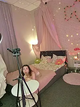 lilly Cherry  online show from January 16, 11:50 am