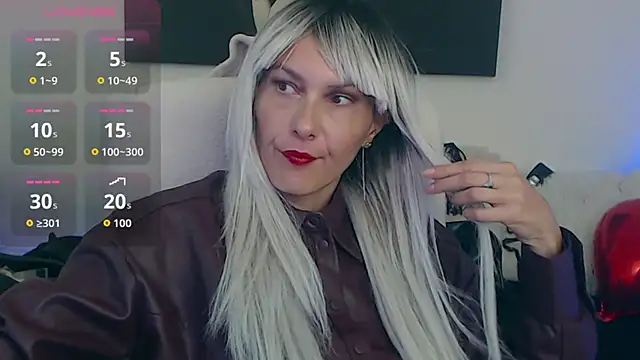 Snapshot of EvelynQueenn chatting on October 24, 9:05 am EvelynQueenn online show from October 24, 9:05 am