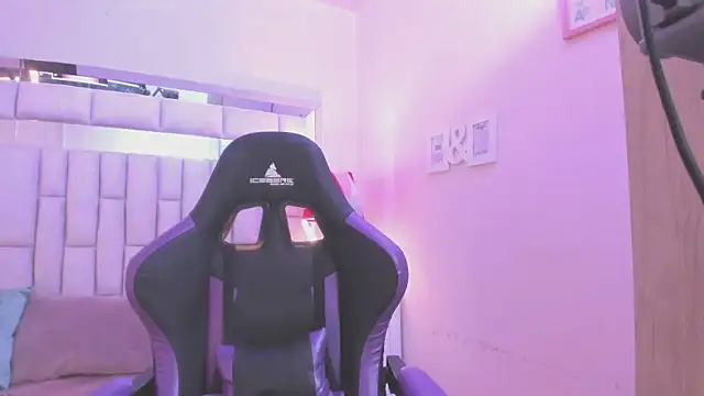 mariiahneedles online show from February 23, 11:15 pm