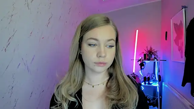 holly xglam online show from November 18, 8:32 pm