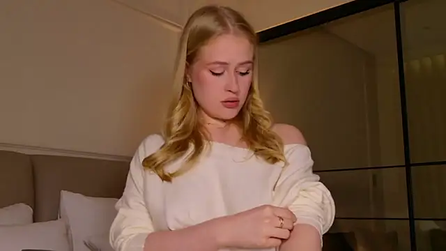 JuliaJaee online show from November 28, 2:42 pm