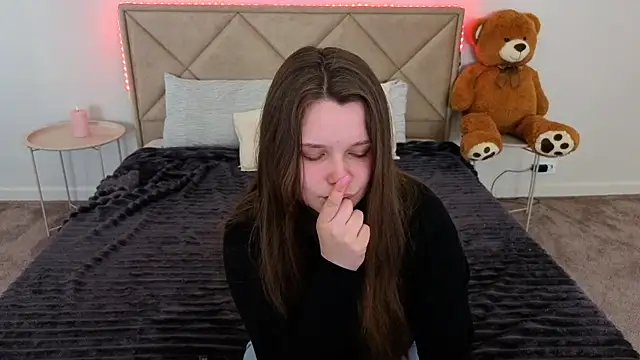 MagicPeachh  online show from April 23, 7:05 am