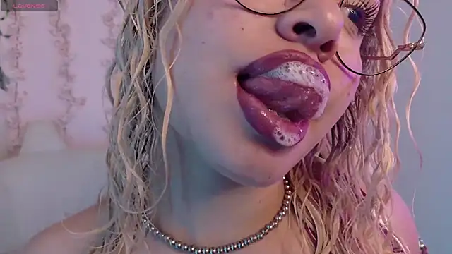 Haelycute online show from April 11, 11:30 pm