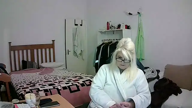 Miahotmilf online show from May 3, 7:28 pm