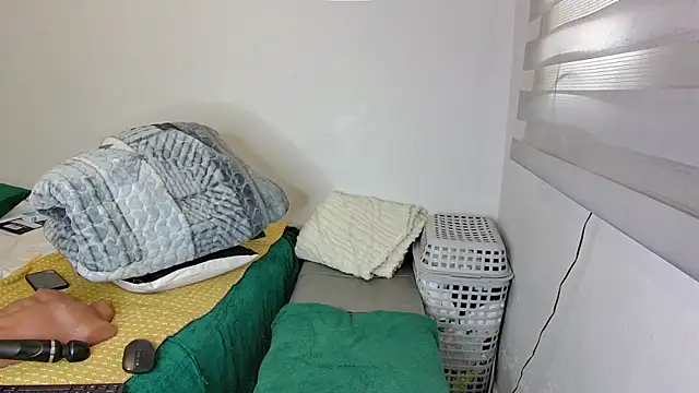 NaughtyKelly28 online show from April 18, 7:33 am