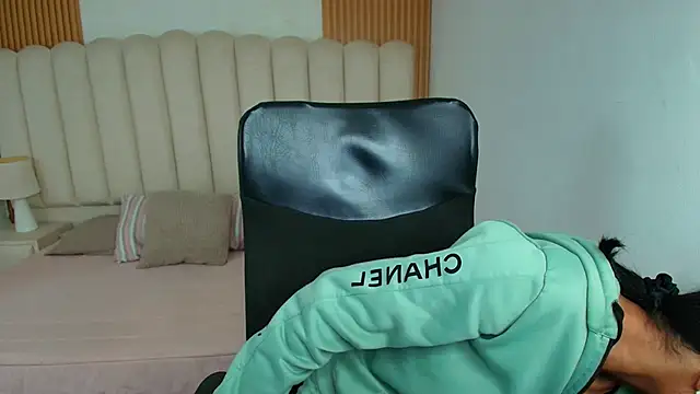 shaneelle online show from February 18, 3:16 am