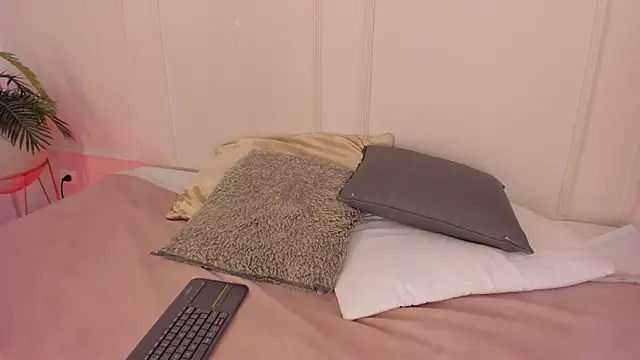 Mariapettit online show from March 31, 1:00 pm