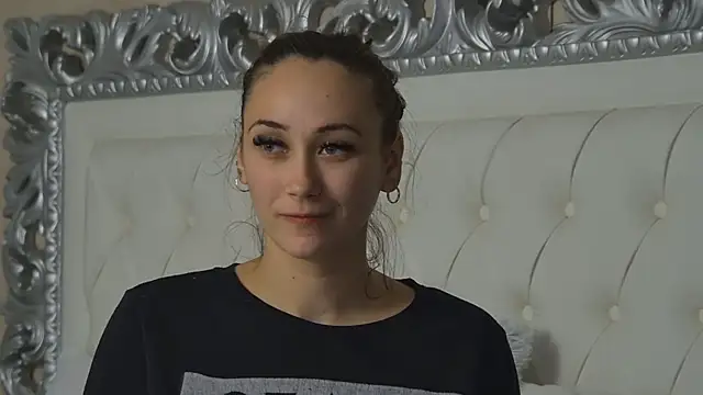 Snapshot of AliceMunro chatting on October 21, 9:19 pm AliceMunro online show from October 21, 9:19 pm