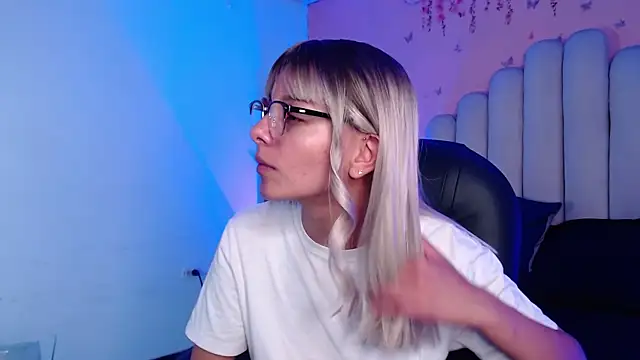 Snapshot of peyton_golden1 chatting on October 17, 3:21 am peyton golden1 online show from October 17, 3:21 am