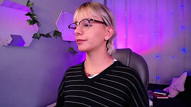 Snapshot of peyton_golden1 chatting on October 29, 3:44 am peyton golden1 online show from October 29, 3:44 am