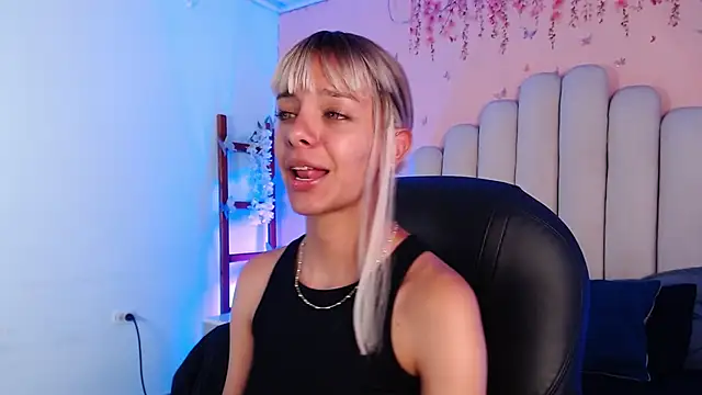 Snapshot of peyton_golden1 chatting on September 27, 3:36 am peyton golden1 online show from September 27, 3:36 am